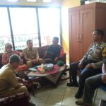 Jalin Keakraban Bhabinkamtibmas Polsek Cisaat dan Babinsa saat sambang warga