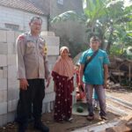 Jalin Komunikasi Bhabinkamtibmas Polsek Cisaat Sambangi warganya