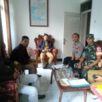 Babinkamtibmas dan Babinsa sambangi warga Berikan himbauan kamtibmas Terhadap Masyarakat Wujud Sinergitas TNI POLRI