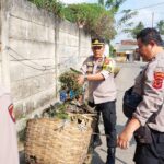 Polri Peduli Lingkungan, Polsek Cisaat Bersihkan Tumpukan Sampah Bersama Warga