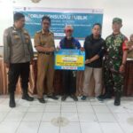 Bhabinkamtibmas Polsek Cisaat Bersama Babinsa Kawal Penyaluran BLT Dana Desa