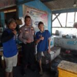 Personel Unit Samapta Polsek Cisaat Berikan Rasa Aman Melalui dialogis dengan Warga