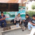 Cara mempererat silaturahmi Bhabinkamtibmas Polsek Cisaat dan Babinsa saat sambangi warganya