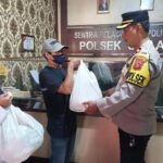 Jum’at berkah,Polsek Cisaat berbagi dengan PHL berikan Bantuan Paket Sembako