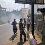Peltu Dudu, Babinsa Cibolang Bersama Warga Gotong Royong Bersihkan Jalan