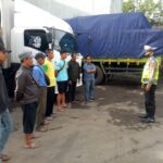 Unit Lantas Polsek Cisaat Laksanakan Dikmas Lantas bersama Para Sopir Truck