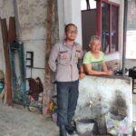 Jalin Kemitraan dengan Masyarakat, Bhabinkamtibmas Bagikan Nomor Pengaduan ke Warga