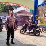 Bhabinkamtibmas Polsek Cisaat Antisipasi Bubaran Pulang Sekolah di wilayah binaannya