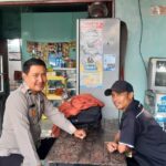 Jalin Komunikasi dengan warga Bhabinkamtibmas Polsek Cisaat Sambangi warganya
