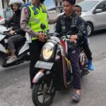 Unit Lalulintas Polsek Cisaat beri teguran humanis kepada pengendara