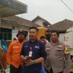 Bhabinkamtibmas Polsek Cisaat bersama BPBD dan PMI Kabupaten Sukabumi Salurkan Pasokan Air Bersih di Desa Padaasih