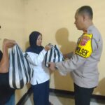 Berbagi di Jum’at Berkah, Polsek Cisaat berikan bantuan paket sembako kepada PHL