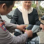Penempelan Stiker Siap Ikut Menjaga Kondusifitas dilakukan oleh Bhabinkamtibmas Polsek Cisaat