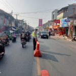 Antisipasi Macet Saat Weekend,Unit Samapta bantu Personel Unit Lantas Polsek Cisaat Melakukan Gatur Lalin