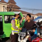 Personel Unit Lalulintas Polsek Cisaat Berikan Teguran Humanis Kepada Pengendara dan berikan edukasi berlalulintas