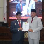 Iwan Setiawan Sampaikan Dokumen Rancangan Perubahan KUA Dan Perubahan PPAS Pada Rapat Paripurna