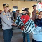 PHL Polsek Cisaat ( Pekerja Harian Lepas ) mendapatkan bantuan sosial dari Kapolsek Cisaat dalam Jum’at Berkah