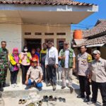 Pererat Tali silaturahmi Bhabinkamtibmas Polsek Cisaat dan Babinsa saat sambangi warganya