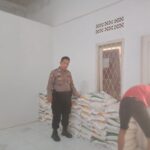 Polsek Cisaat membantu Penyaluran Beras Bulog