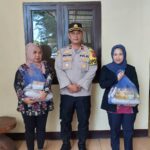 Gelar Jumat Berkah, Polsek Cisaat Berikan Bantuan Sembako Kepada PHL polsek