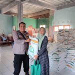 MONITORING PENYALURAN BERAS, BHABINKAMTIBMAS POLSEK CISAAT INGATKAN WARGA TETAP JAGA KAMTIBMAS