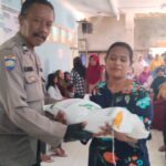 Bhabinkamtibmas Polsek Cisaat Monitoring Pembagian Beras di Desa binaan