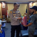 Berbagi dengan PHL, Polsek Cisaat berikan bantuan paket sembako kepada PHL Polsek