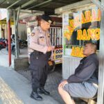Dekat dengan warga,Personel Unit Samapta Polsek Cisaat berikan Himbauan Kamtibmas
