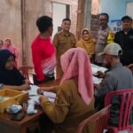 Bhabinkamtibmas Polsek Cisaat Bersama Babinsa Kawal Penyaluran BLT Dana Desa
