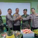 HUT TNI Ke-78 , Polsek Cisaat Berikan Kejutan Ulang tahun ke Koramil 0607 Sukabumi