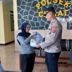 Kegiatan Jum’at berkah,Polsek Cisaat bagikan paket Sembako kepada PHL