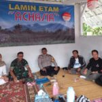 Tingkatkan Kebersamaan Bhabinkamtibmas Polsek Cisaat dan Babinsa Silaturahmi kunjungi warga