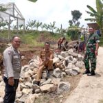 Bersama Warga, Bhabinkamtibmas Polsek Cisaat monitoring Pembangunan Jalan Desa