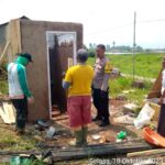 Bhabinkamtibmas Polsek Cisaat Bantu Warga Bangun MCK
