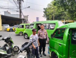 Personil Unit Samapta Polsek Cisaat berikan Imbauan kepada Juru Parkir di tempat Wisata