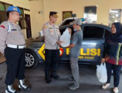 Berbagi di hari Jum’at Berkah Kapolsek Cisaat berikan bantuan Paket Sembako Kepada PHL Polsek (Pekerja Harian Lepas)