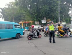 Unit Lalulintas Polsek Cisaat Lakukan Pengaturan Lalulintas antisipasi kemacetan pada hari libur