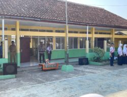 Jadi Pembina Upacara Hari Senin, Bhabinkamtibmas Berikan Arahan Kepada Pelajar
