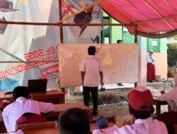 Miris !!! Ruang Belajar Ambruk, Siswa di Sukabumi Pakai Tenda Darurat