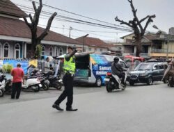 Antisipasi Kemacetan Di Hari Libur,Unit Lantas dan Unit Samapta Polsek Cisaat Laksanakan Gatur