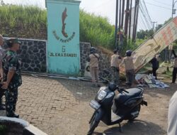 Polsek Cisaat Dampingi Panwaslu Penertiban Alat Peraga Sosialisasi APS Tingkat Kecamatan Cisaat