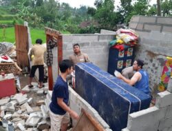 Braakkk !!! , Puluhan Rumah Di Desa Cidahu Hancur Akibat Hujan Deras Disertai Angin Puting Beliung