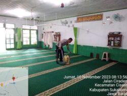 Jum’at Bersih,Bhabinkamtibmas Polsek Cisaat Bersih- bersih Lingkungan Masjid