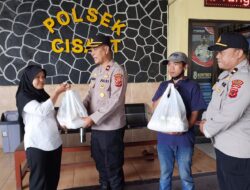 Jumat Berkah, Kapolsek Cisaat Berikan Paket Sembako Untuk PHL