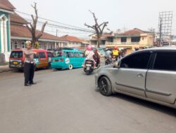 Unit Lalulintas Polsek Cisaat Lakukan Pengaturan Lalulintas antisipasi kemacetan pada hari libur