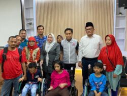 Dinas Sosial Kabupaten Bogor Bagikan Dua Kursi Roda Kepada warga Cigombong penyandang Disabilitas
