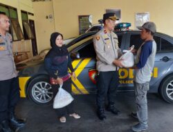 Berbagi dengan PHL, Polsek Cisaat berikan bantuan paket sembako kepada PHL Polsek