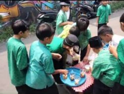 Jumat Berkah, Cucu Warga Cigombong bagi Makanan Dan Minuman Gratis