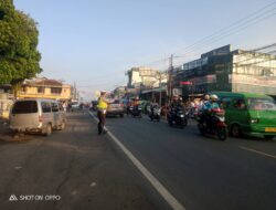 Unit Lalulintas Polsek Cisaat Lakukan Pengaturan Lalulintas antisipasi kemacetan pada hari libur