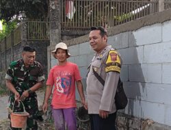 Kompak Bhabinkamtibmas Polsek Cisaat dan Babinsa Bersama Warga Gotong Royong perbaiki Jalan rusak
